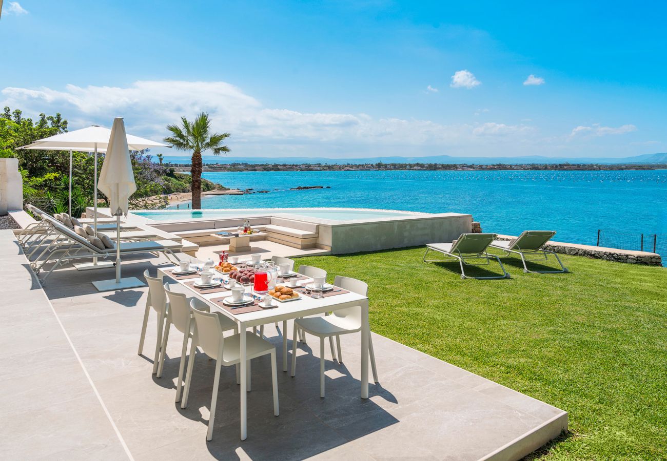 Villa a Siracusa - Lussuosa villa con piscina, jacuzzi e accesso al mare, Di Casa In Sicilia