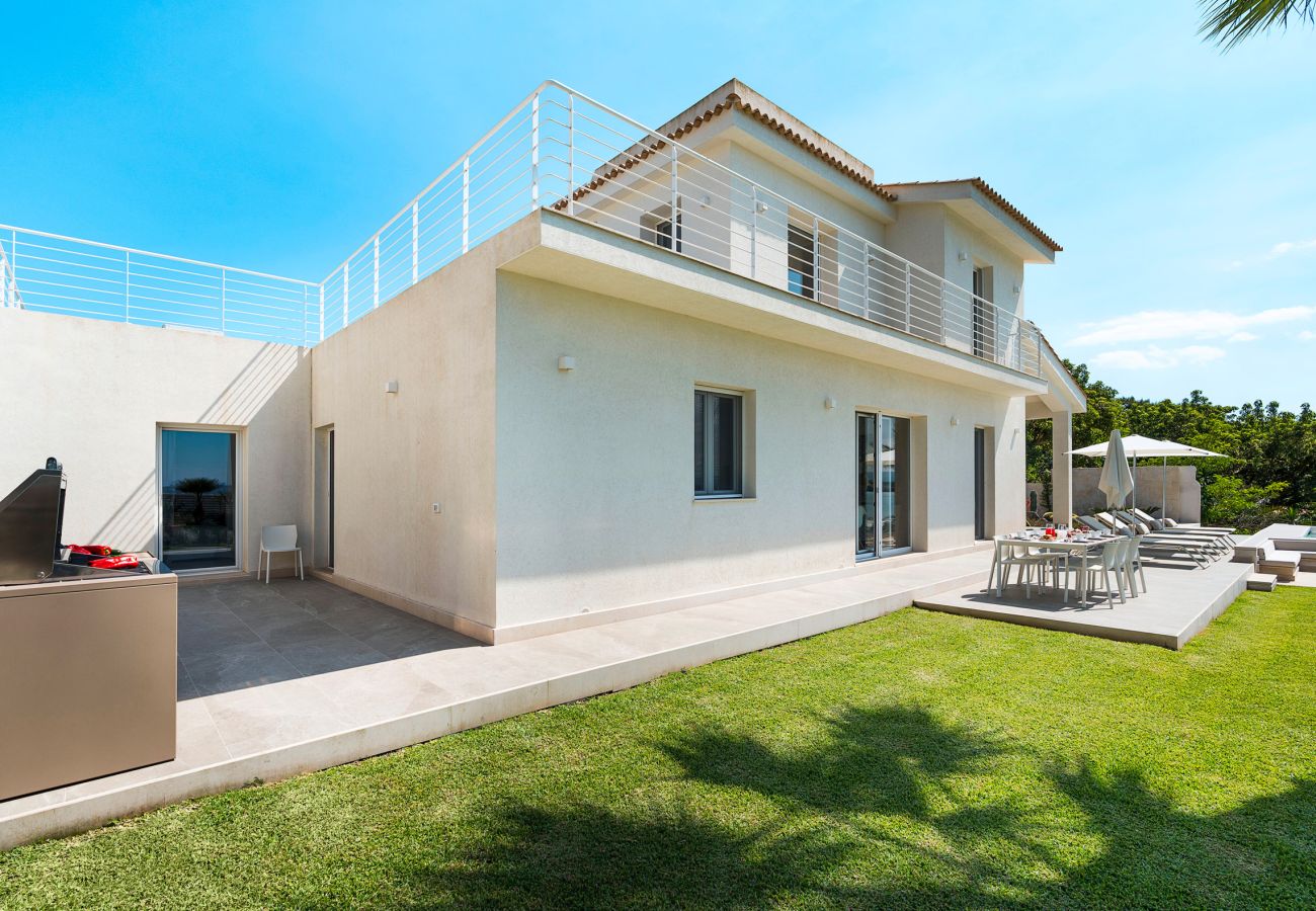 Villa a Siracusa - Lussuosa villa con piscina, jacuzzi e accesso al mare, Di Casa In Sicilia