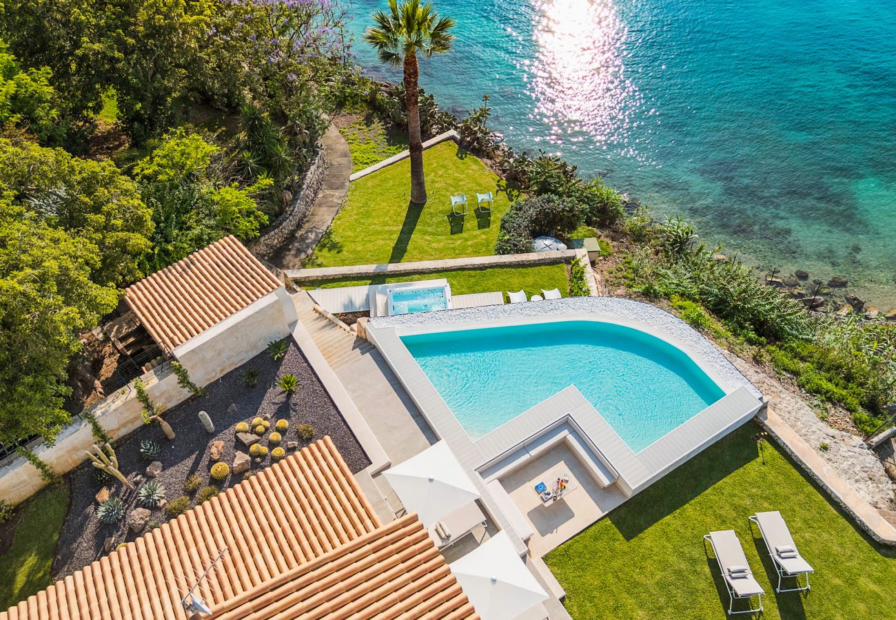 Villa a Siracusa - Lussuosa villa con piscina, jacuzzi e accesso al mare, Di Casa In Sicilia