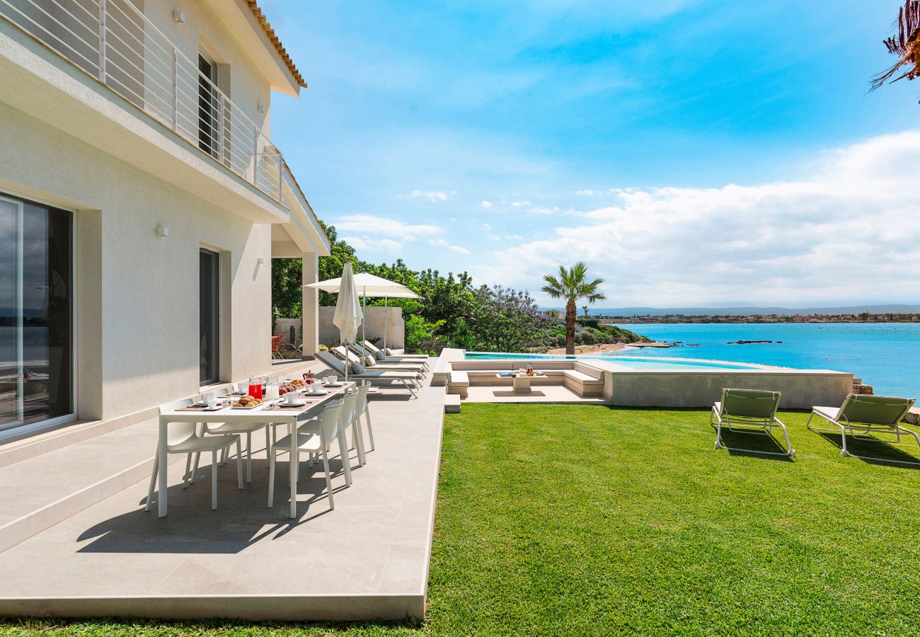 Villa a Siracusa - Lussuosa villa con piscina, jacuzzi e accesso al mare, Di Casa In Sicilia