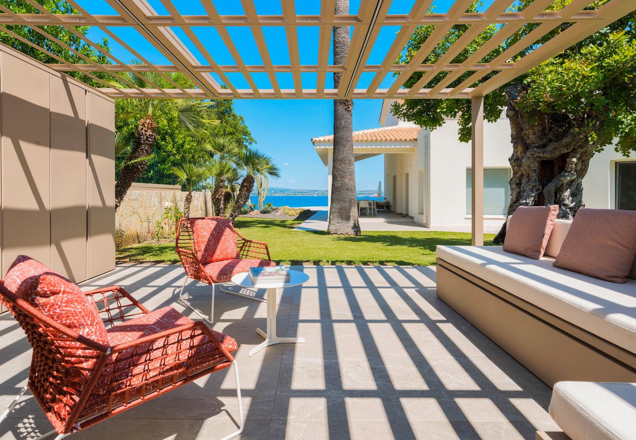 Villa a Siracusa - Lussuosa villa con piscina, jacuzzi e accesso al mare, Di Casa In Sicilia
