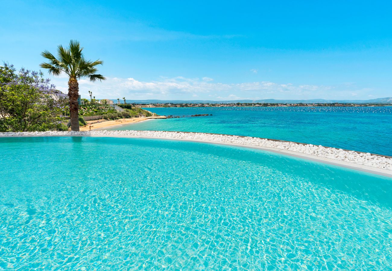 Villa a Siracusa - Lussuosa villa con piscina, jacuzzi e accesso al mare, Di Casa In Sicilia
