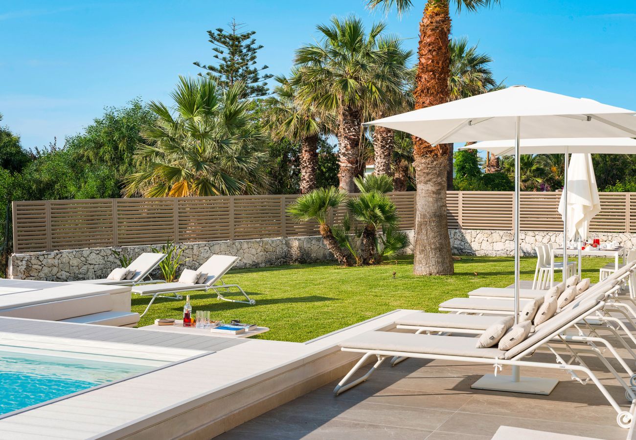 Villa a Siracusa - Lussuosa villa con piscina, jacuzzi e accesso al mare, Di Casa In Sicilia