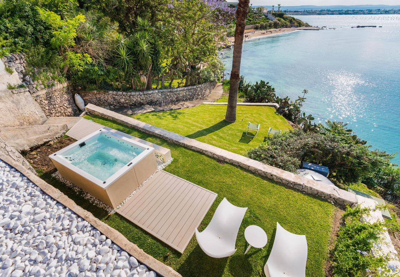 Villa a Siracusa - Lussuosa villa con piscina, jacuzzi e accesso al mare, Di Casa In Sicilia