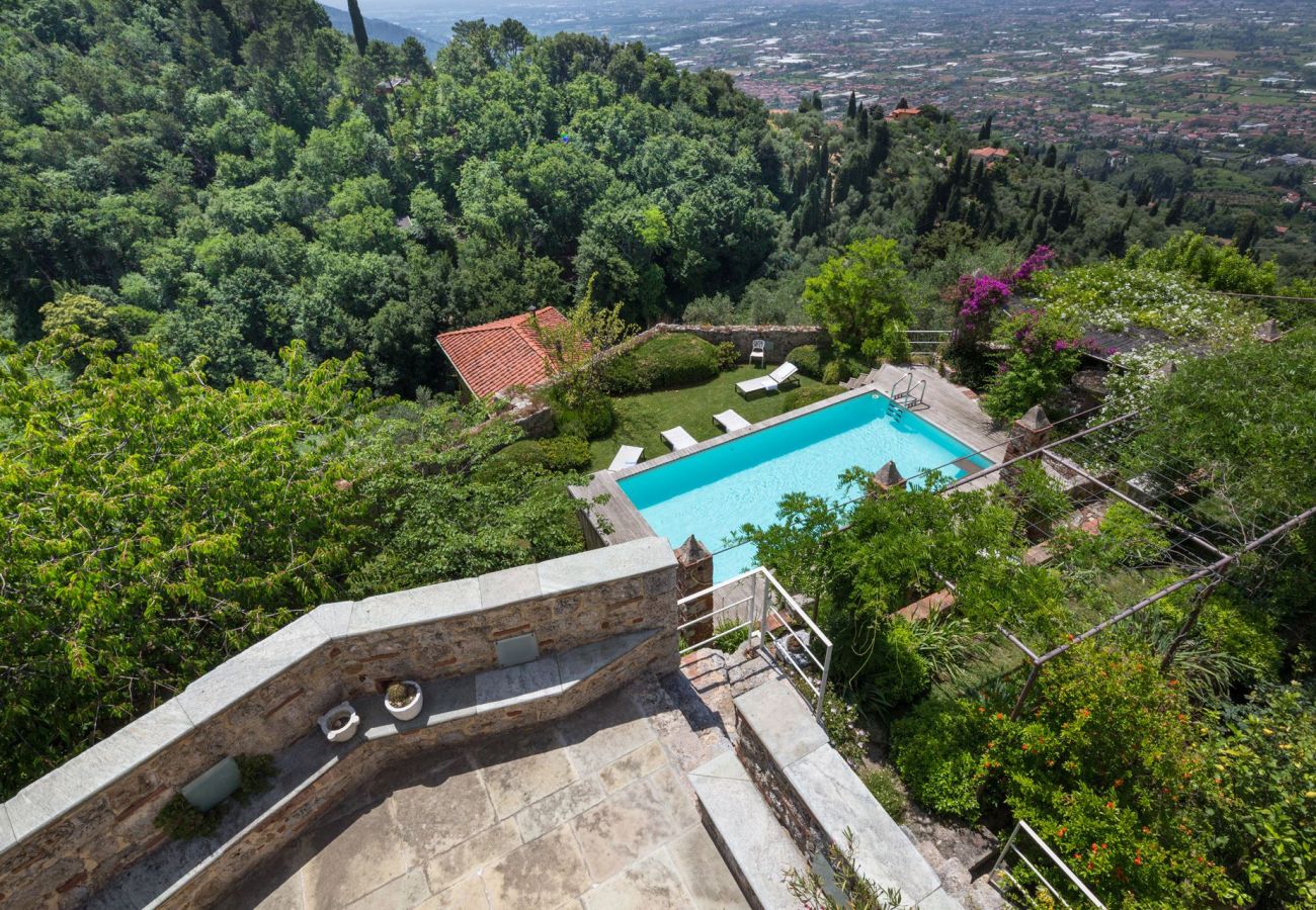 Villa a Camaiore - Villa con piscina riscaldata, panoramica, Camaiore