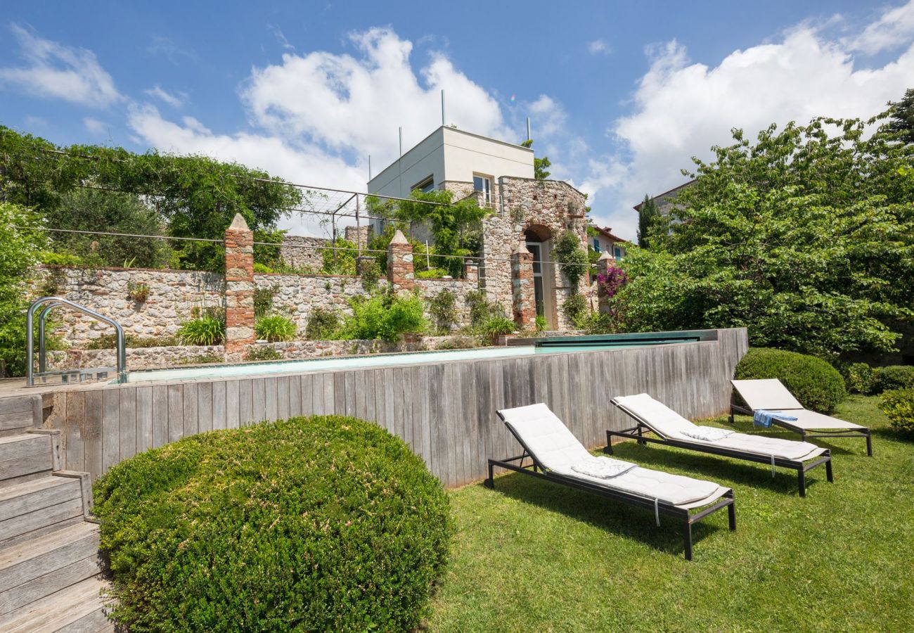 Villa a Camaiore - Villa con piscina riscaldata, panoramica, Camaiore