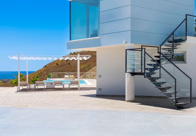 Villa a Montallegro - Splendida villa con piscina e vista mare a Bovo Marina Villa a Montallegro - Splendida villa con piscina e vista mare a Bovo Marina