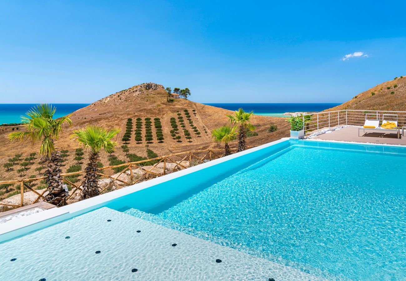 Villa a Montallegro - Splendida villa con piscina e vista mare a Bovo Marina
