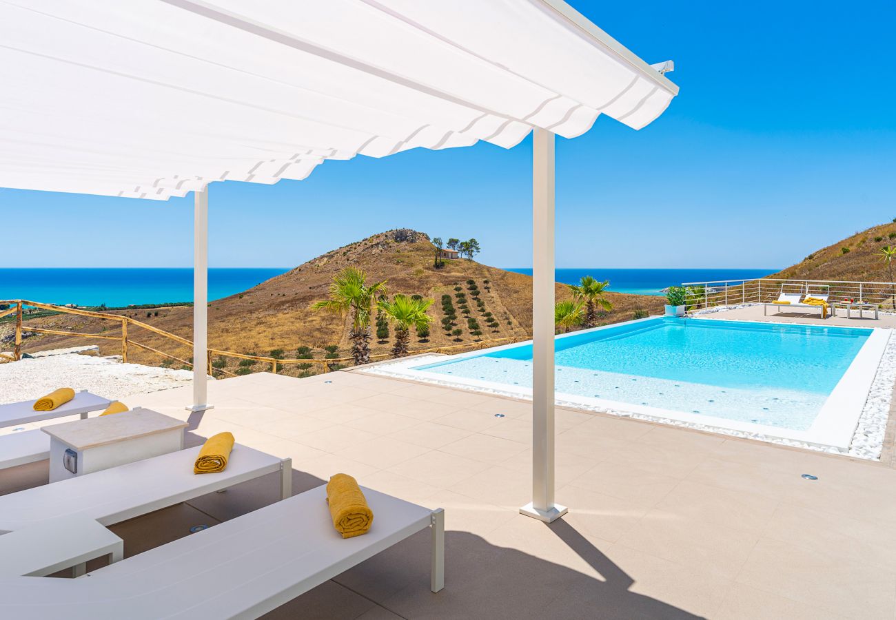 Villa a Montallegro - Splendida villa con piscina e vista mare a Bovo Marina