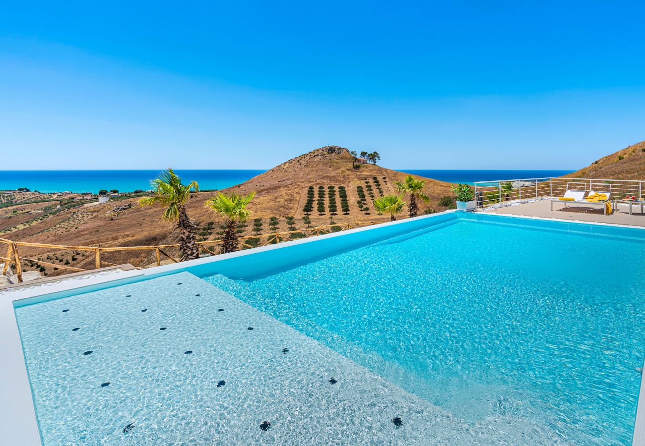 Villa a Montallegro - Splendida villa con piscina e vista mare a Bovo Marina