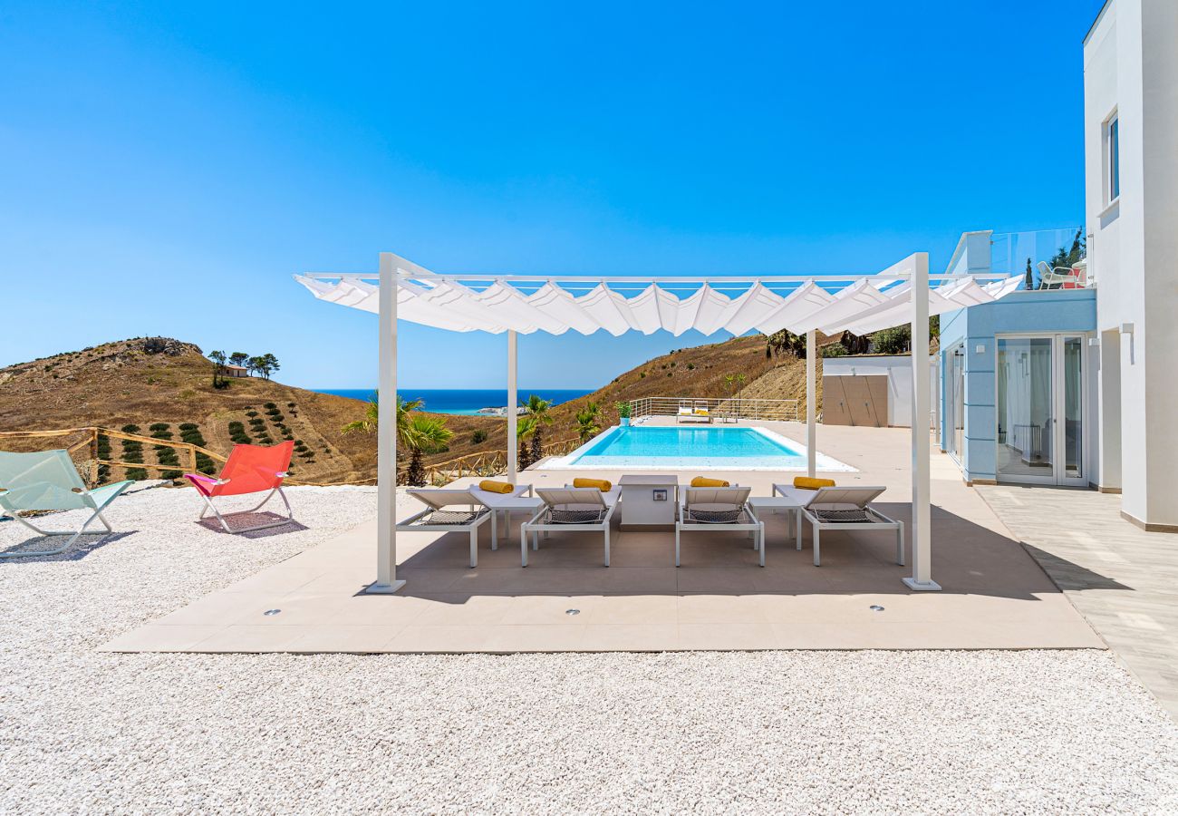Villa a Montallegro - Splendida villa con piscina e vista mare a Bovo Marina