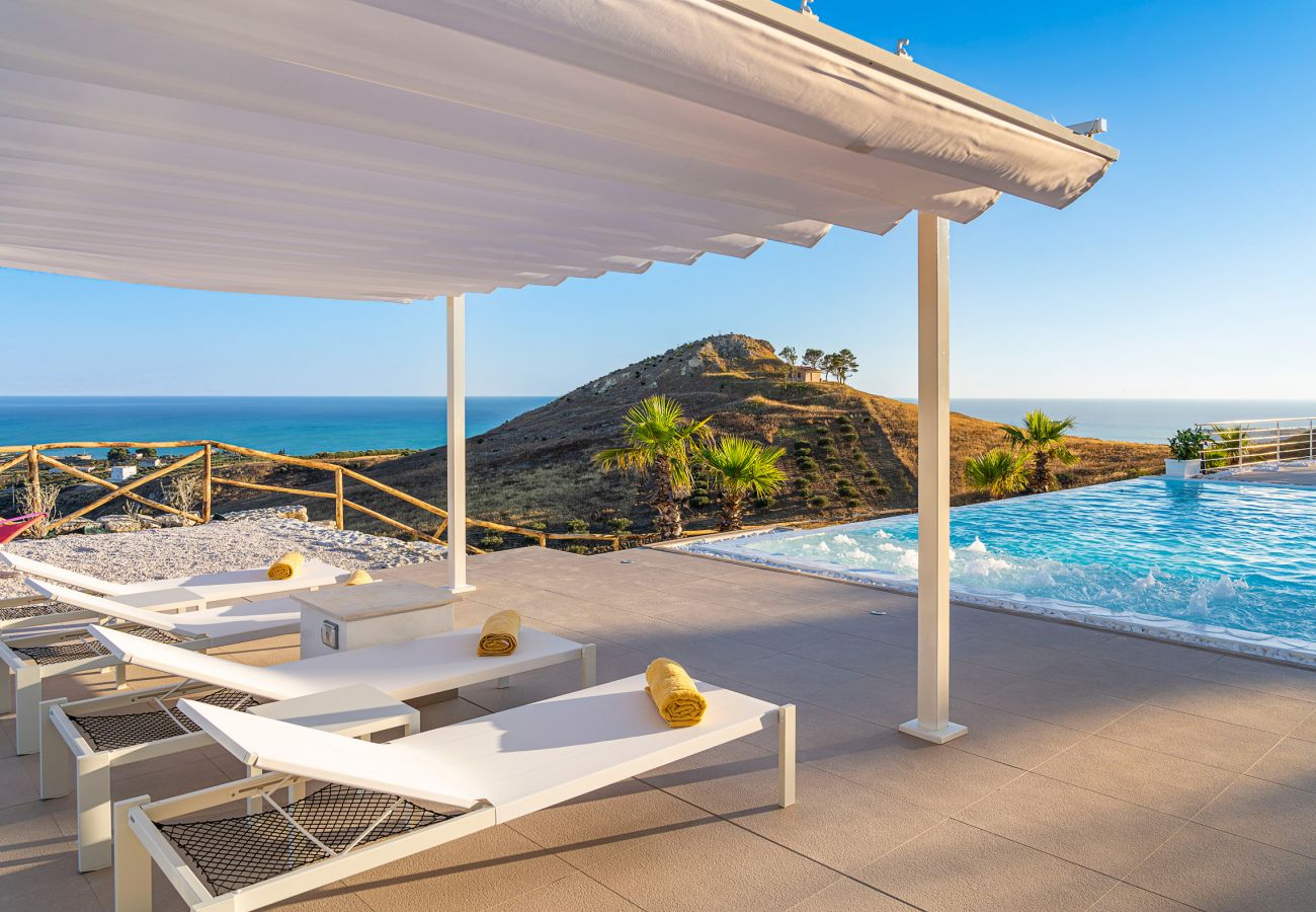 Villa a Montallegro - Splendida villa con piscina e vista mare a Bovo Marina