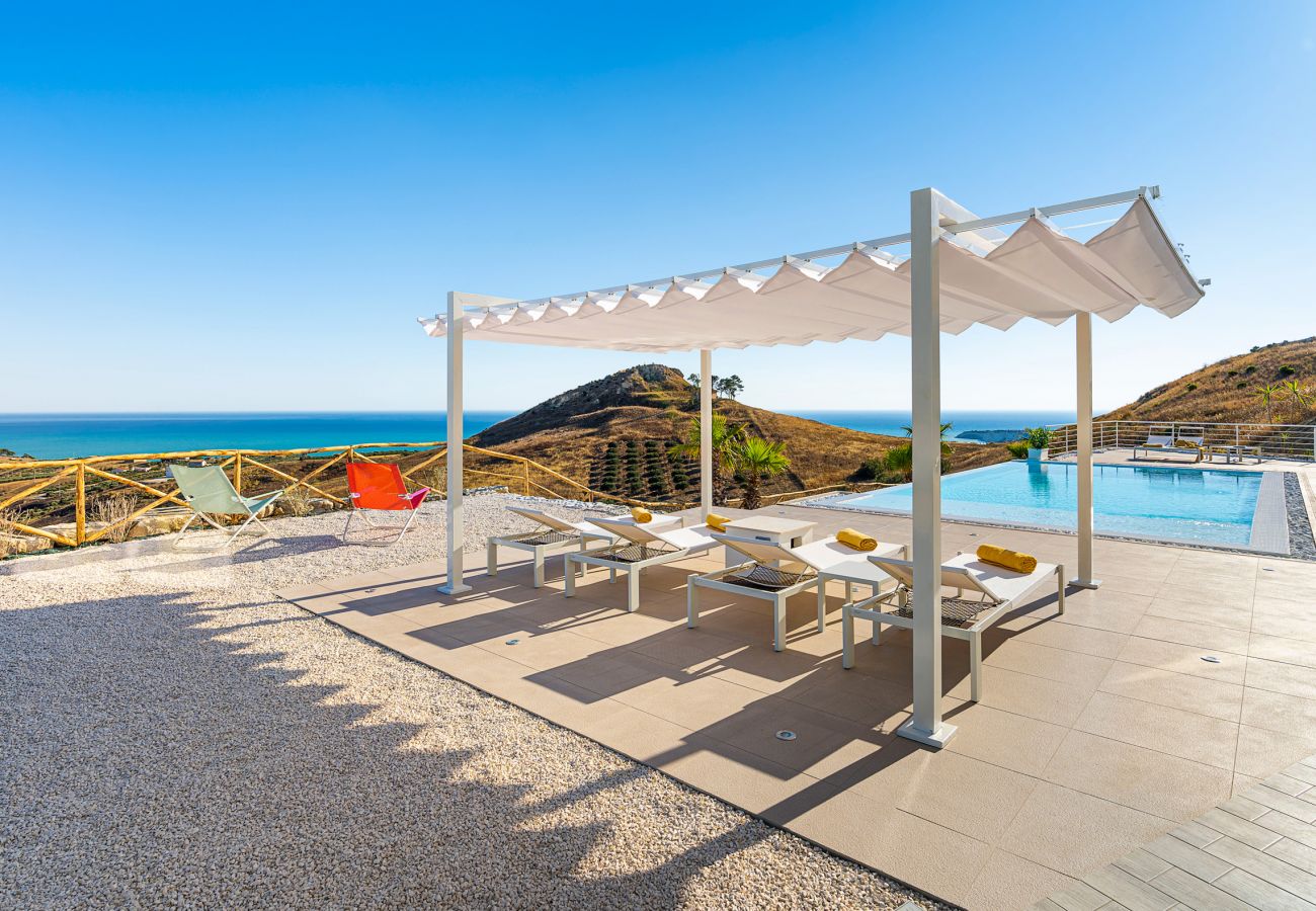 Villa a Montallegro - Splendida villa con piscina e vista mare a Bovo Marina