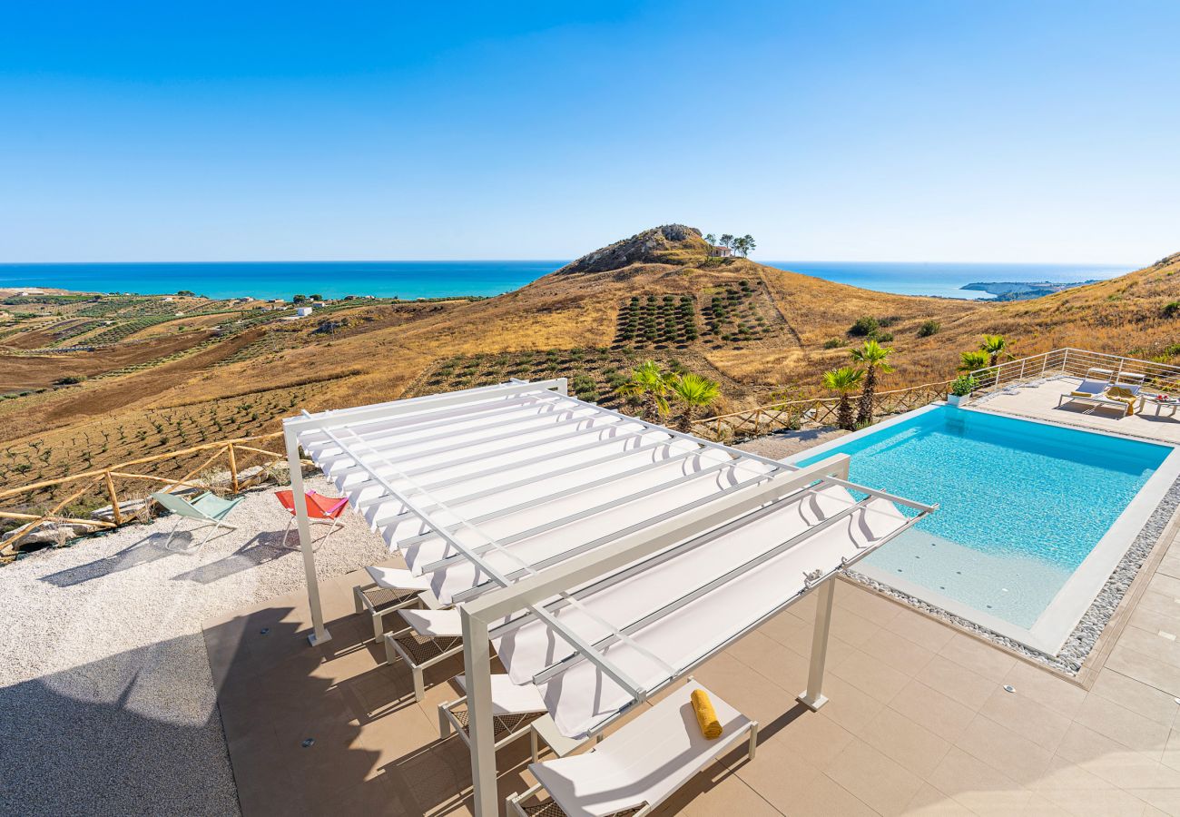 Villa a Montallegro - Splendida villa con piscina e vista mare a Bovo Marina