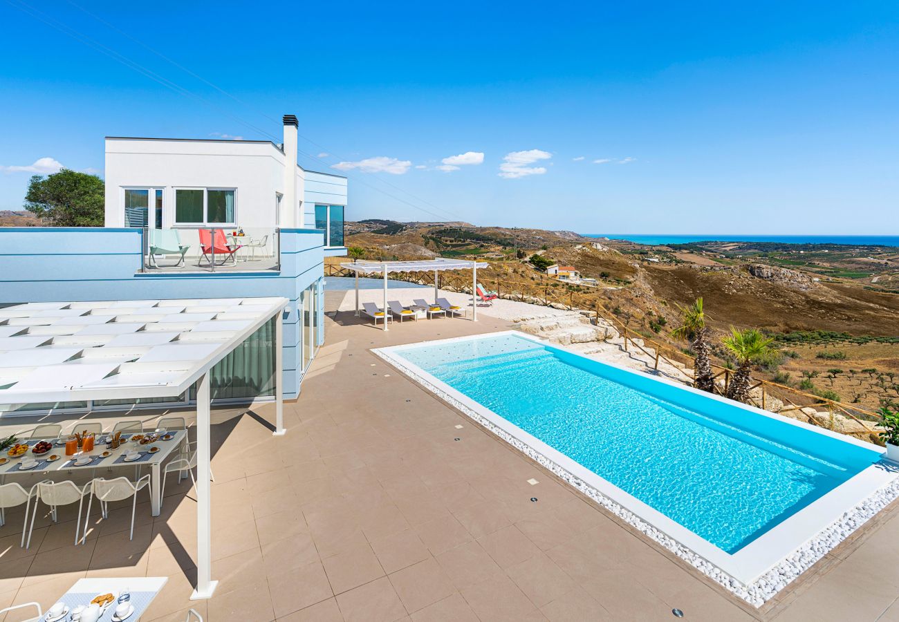 Villa a Montallegro - Splendida villa con piscina e vista mare a Bovo Marina