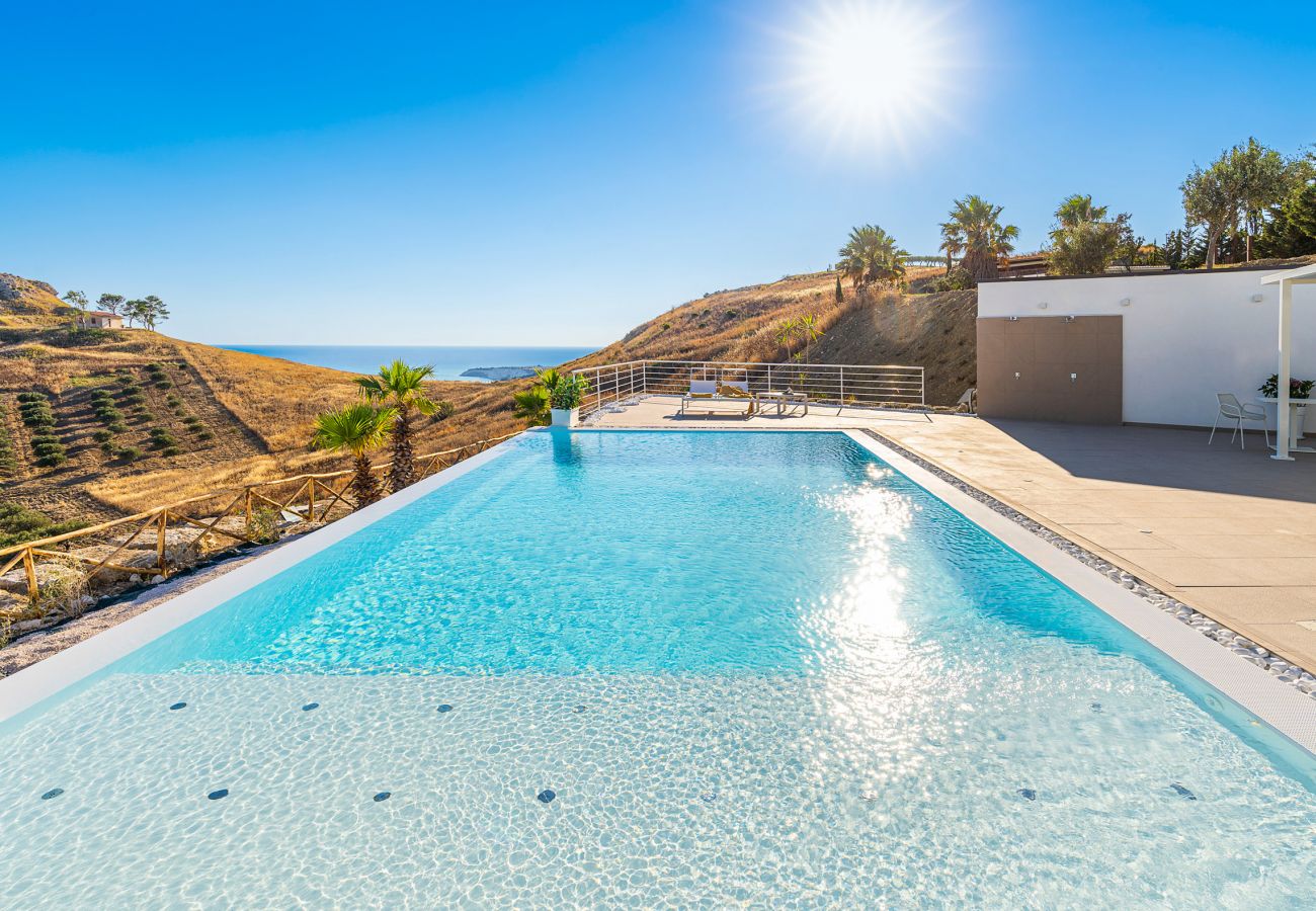 Villa a Montallegro - Splendida villa con piscina e vista mare a Bovo Marina