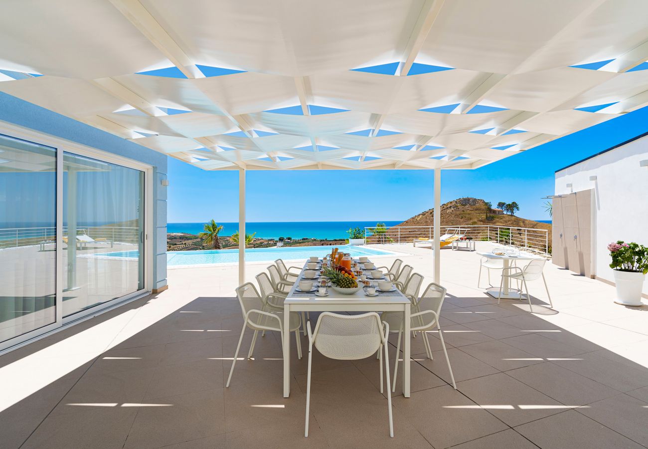 Villa a Montallegro - Splendida villa con piscina e vista mare a Bovo Marina
