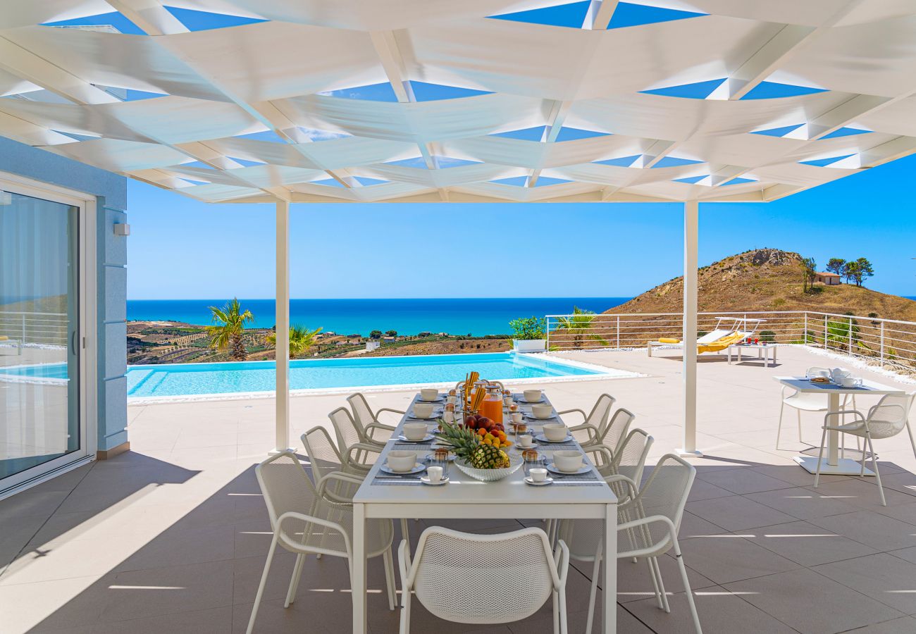 Villa a Montallegro - Splendida villa con piscina e vista mare a Bovo Marina