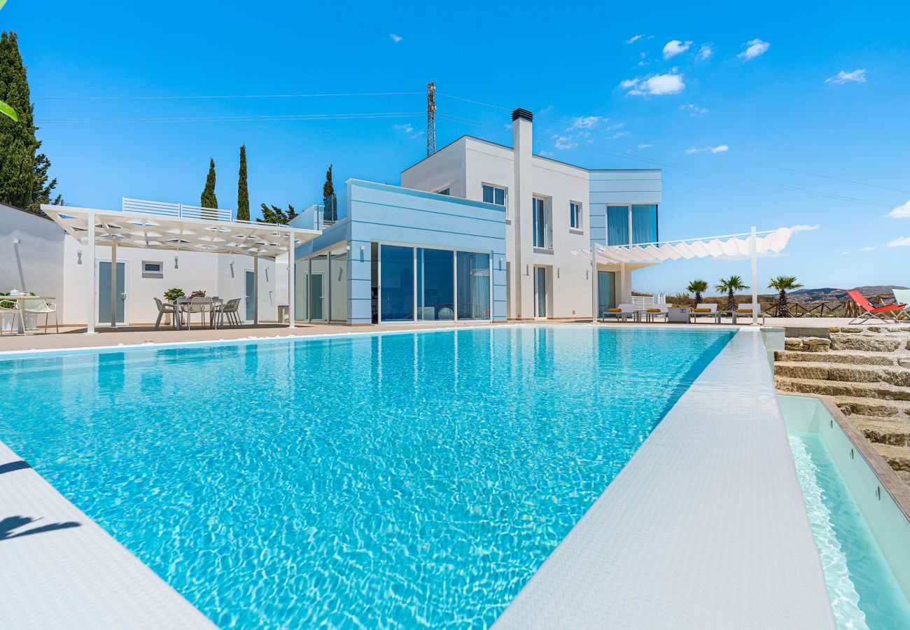 Villa a Montallegro - Splendida villa con piscina e vista mare a Bovo Marina