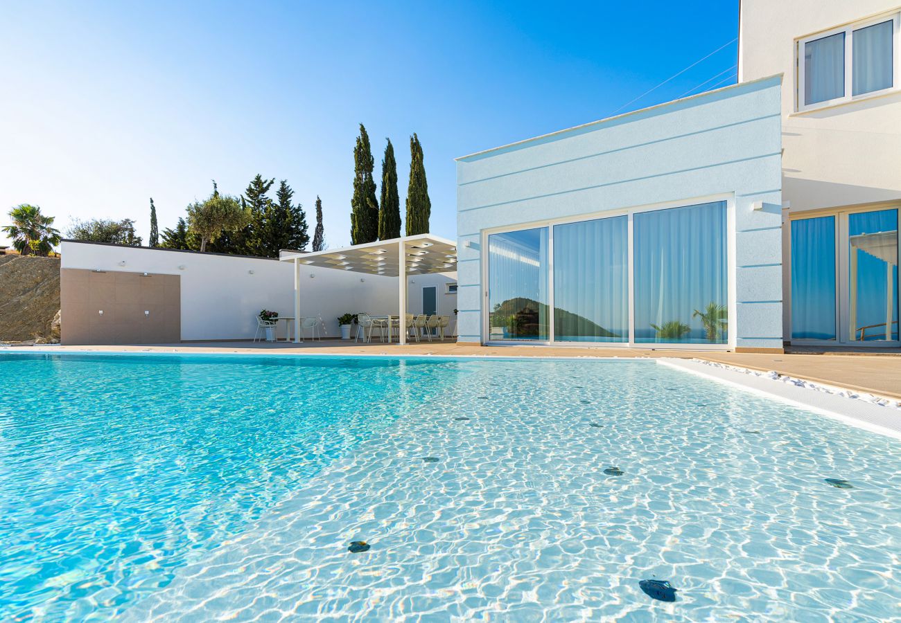 Villa a Montallegro - Splendida villa con piscina e vista mare a Bovo Marina