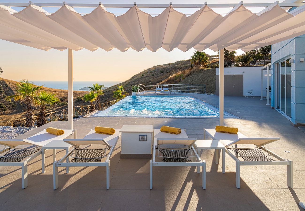Villa a Montallegro - Splendida villa con piscina e vista mare a Bovo Marina