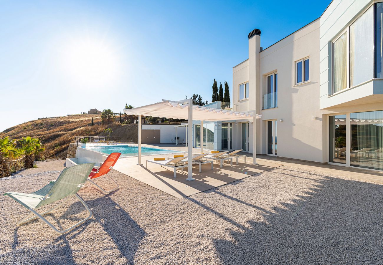 Villa a Montallegro - Splendida villa con piscina e vista mare a Bovo Marina