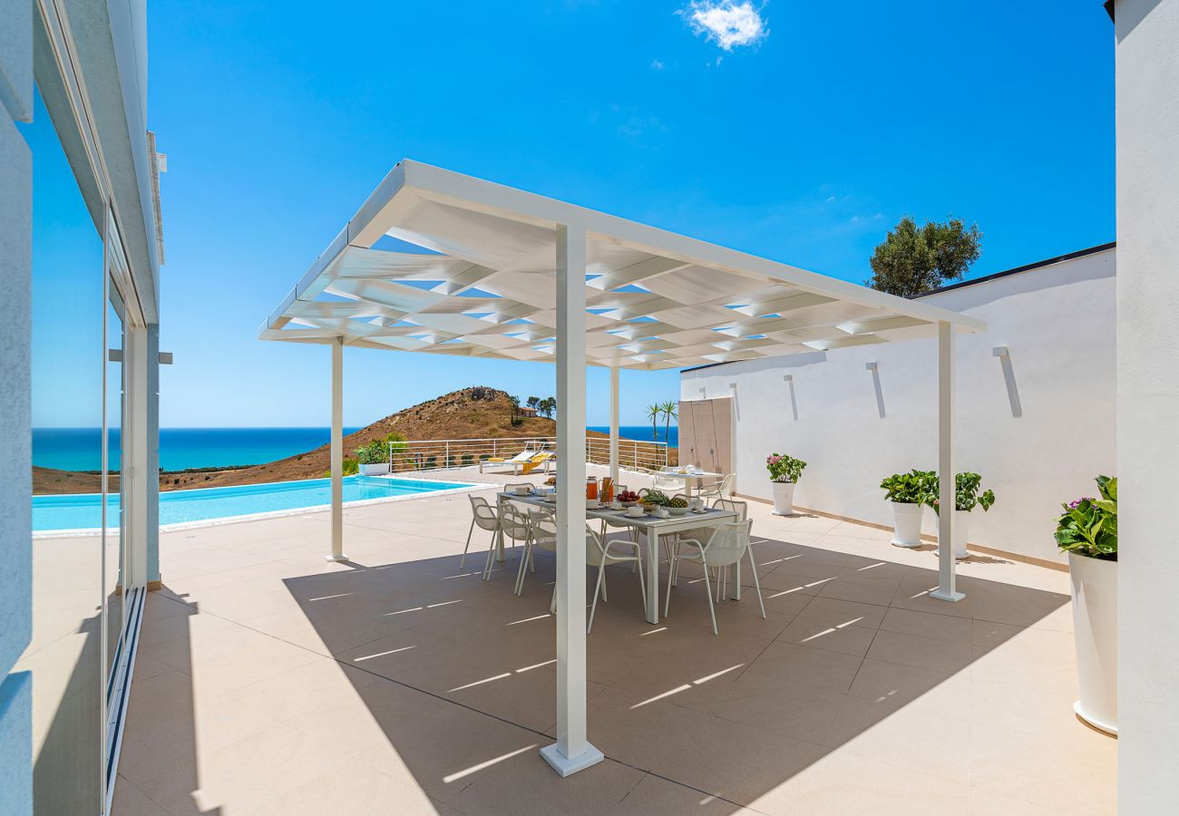 Villa a Montallegro - Splendida villa con piscina e vista mare a Bovo Marina