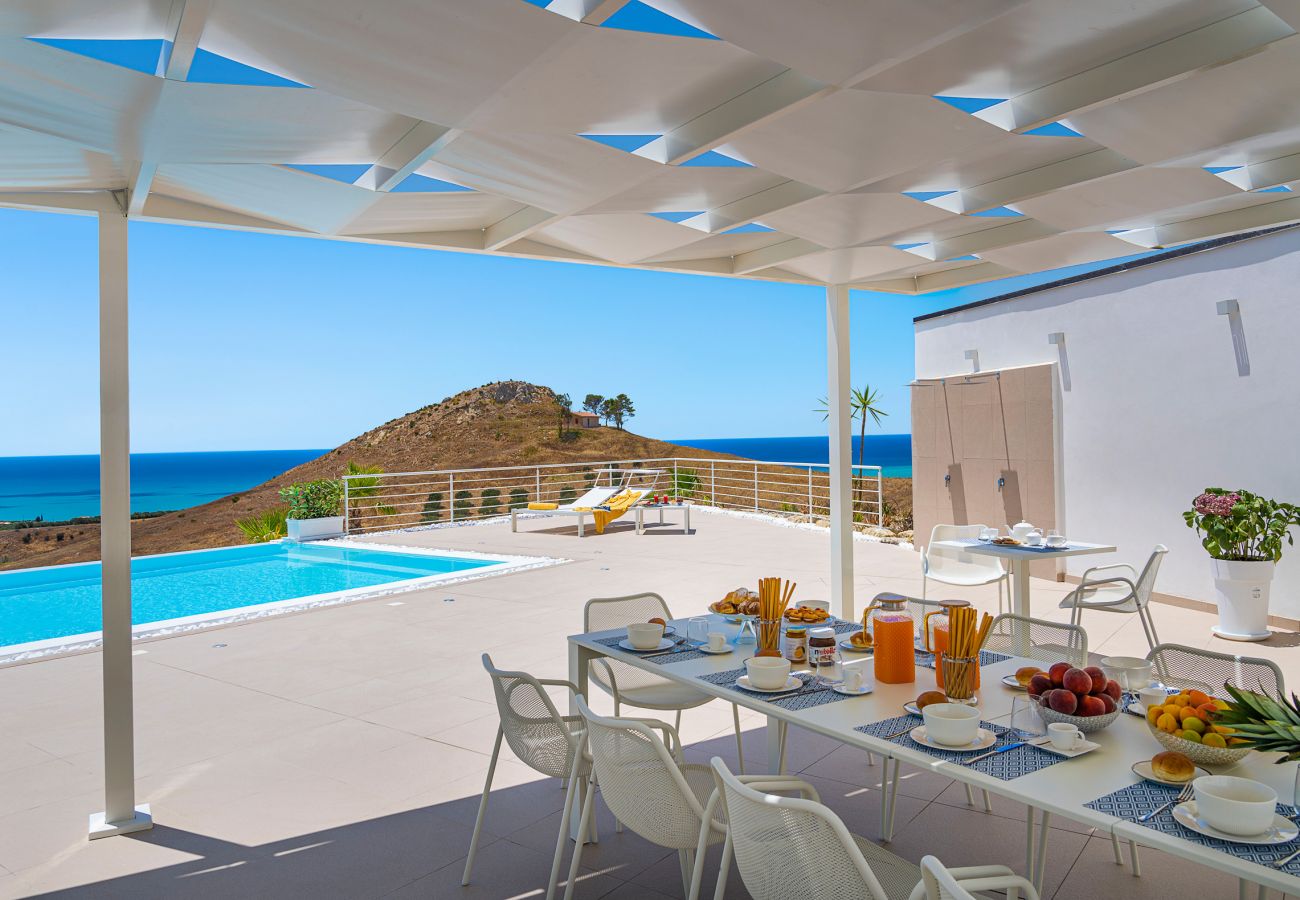 Villa a Montallegro - Splendida villa con piscina e vista mare a Bovo Marina