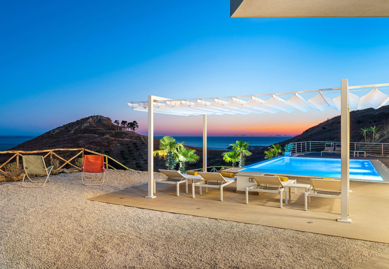 Villa a Montallegro - Splendida villa con piscina e vista mare a Bovo Marina