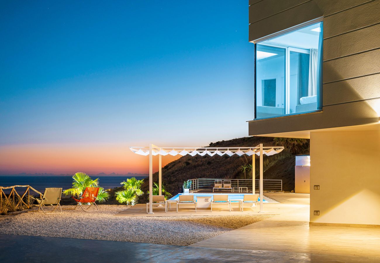 Villa a Montallegro - Splendida villa con piscina e vista mare a Bovo Marina