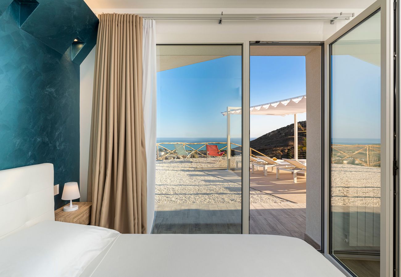 Villa a Montallegro - Splendida villa con piscina e vista mare a Bovo Marina