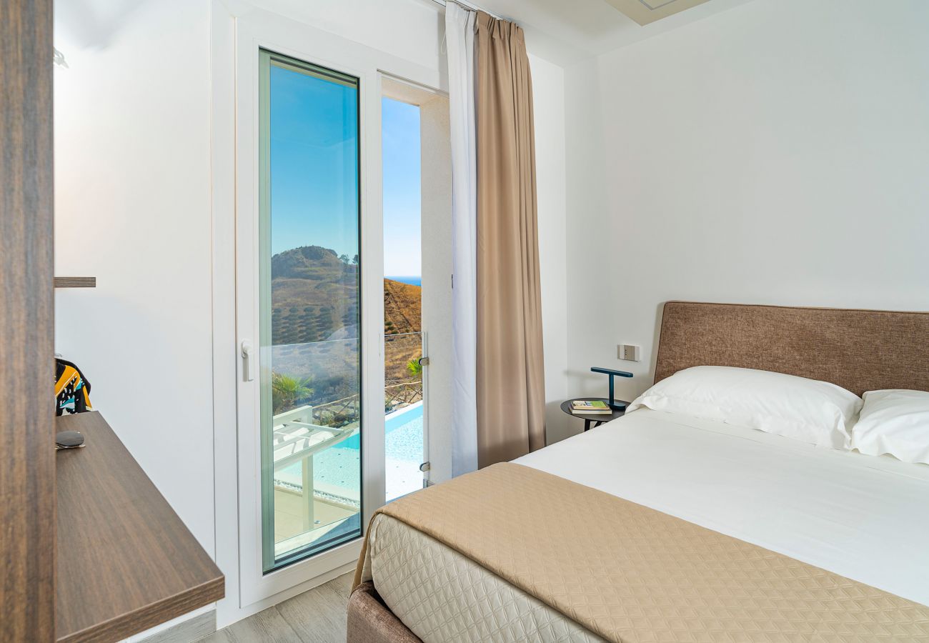 Villa a Montallegro - Splendida villa con piscina e vista mare a Bovo Marina