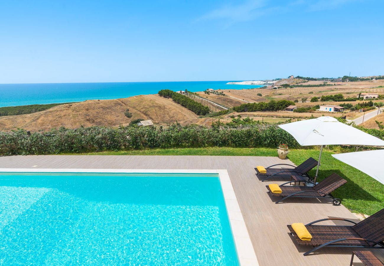 Villa a Montallegro - Villa con piscina, mare a piedi, Bovo Marina