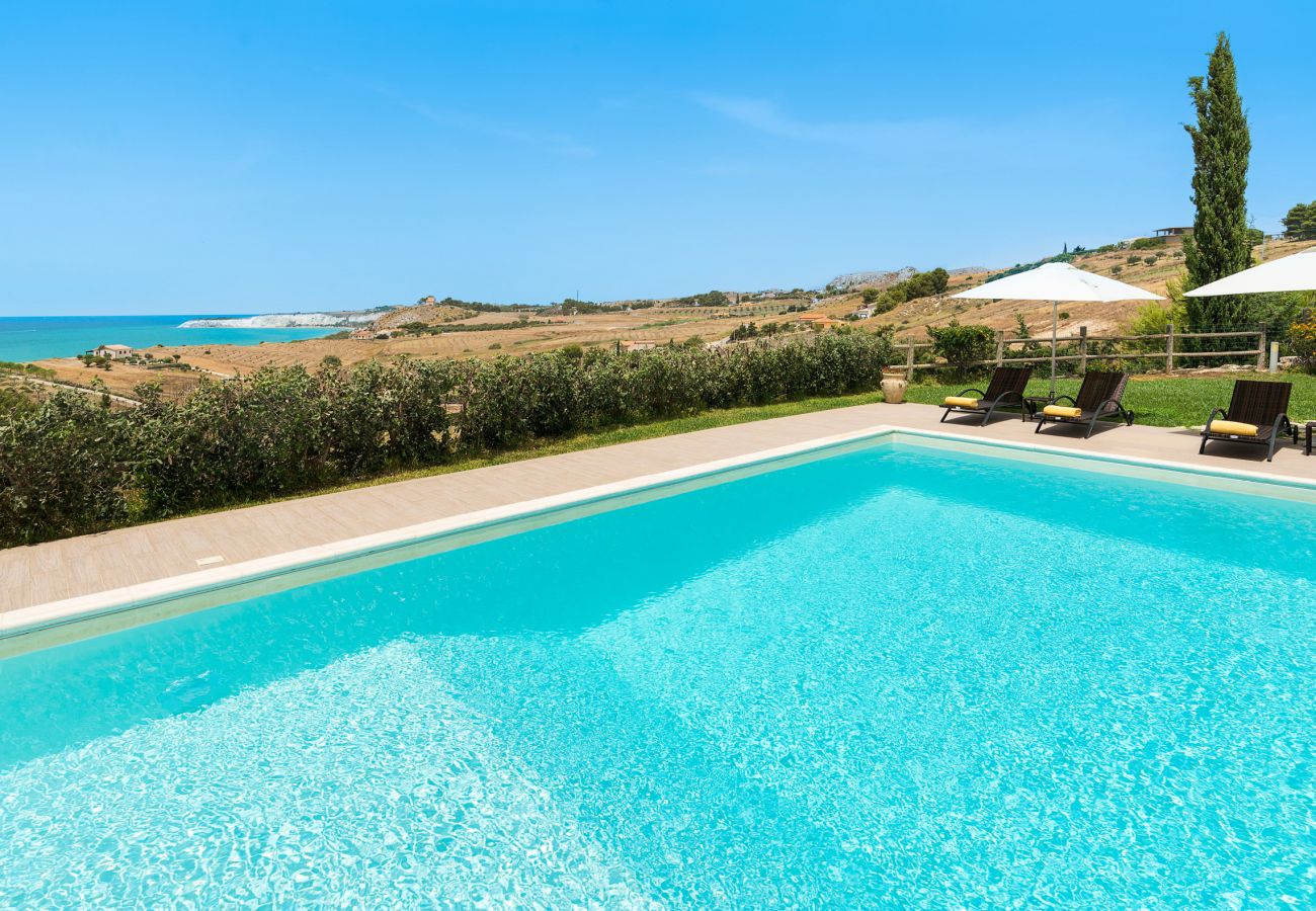 Villa a Montallegro - Villa con piscina, mare a piedi, Bovo Marina
