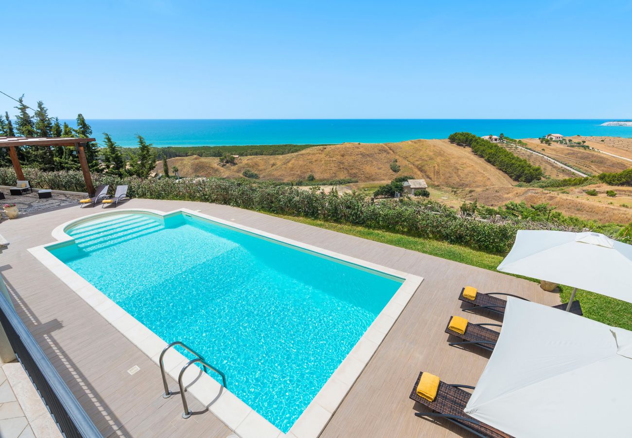 Villa a Montallegro - Villa con piscina, mare a piedi, Bovo Marina