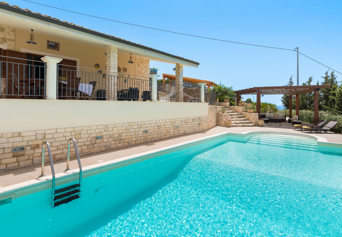 Villa a Montallegro - Villa con piscina, mare a piedi, Bovo Marina