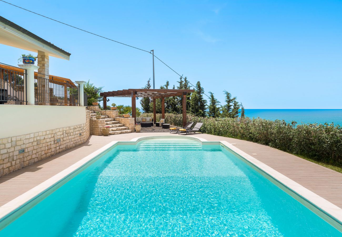 Villa a Montallegro - Villa con piscina, mare a piedi, Bovo Marina