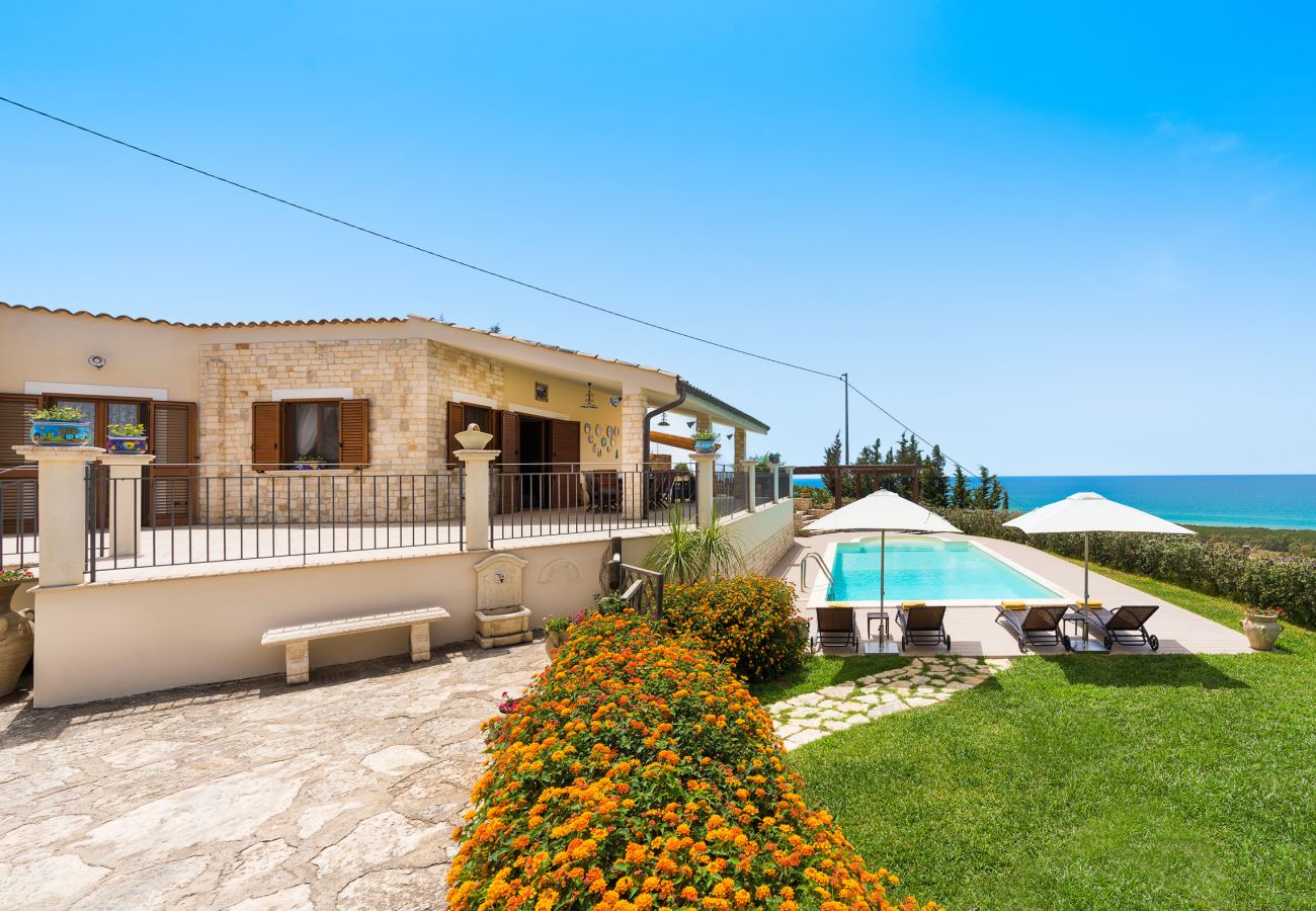 Villa a Montallegro - Villa con piscina, mare a piedi, Bovo Marina