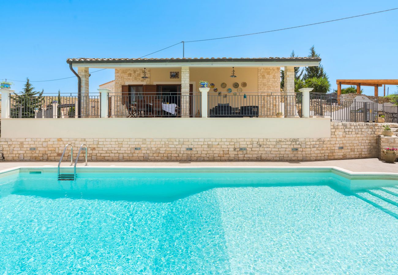 Villa a Montallegro - Villa con piscina, mare a piedi, Bovo Marina