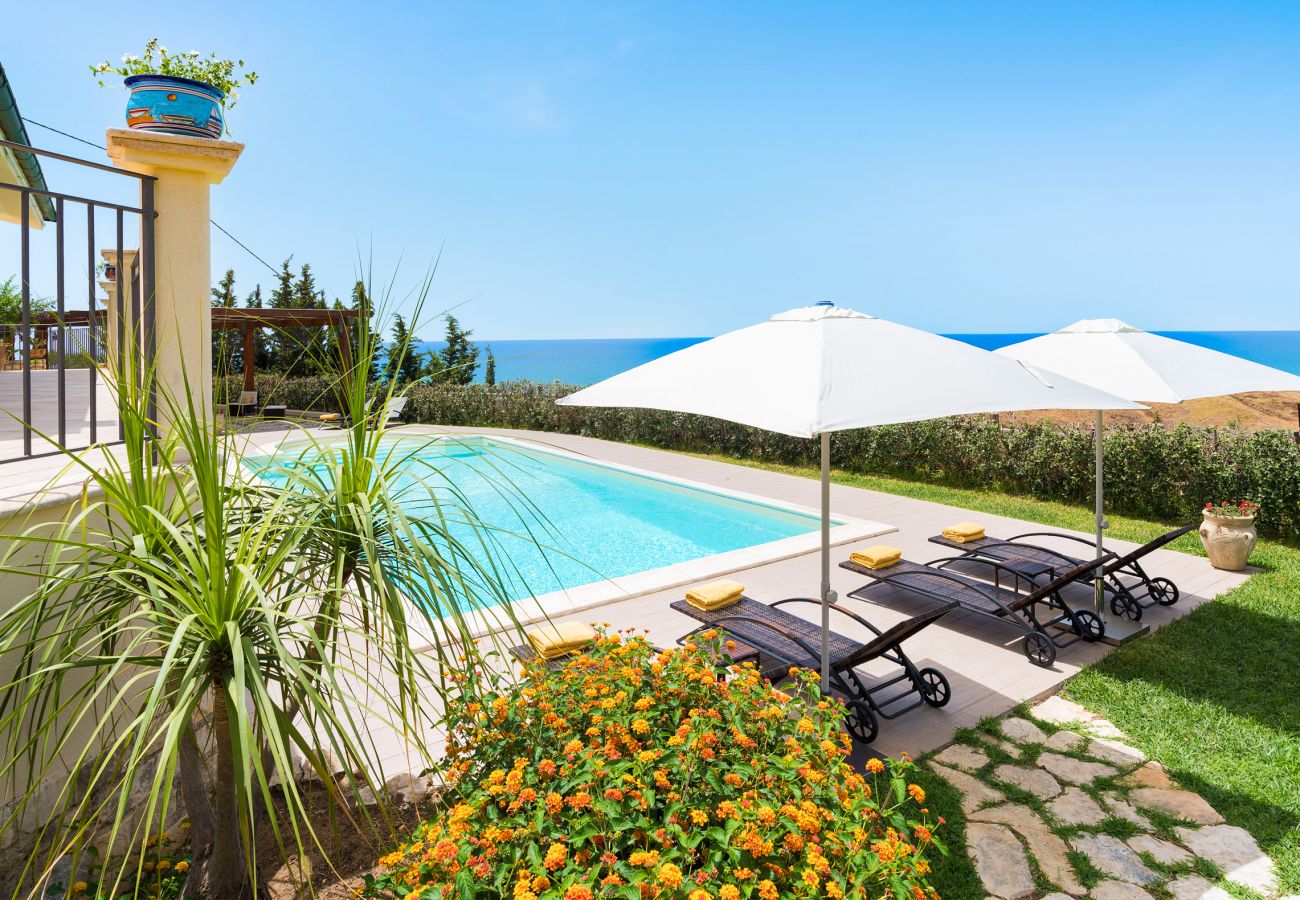 Villa a Montallegro - Villa con piscina, mare a piedi, Bovo Marina