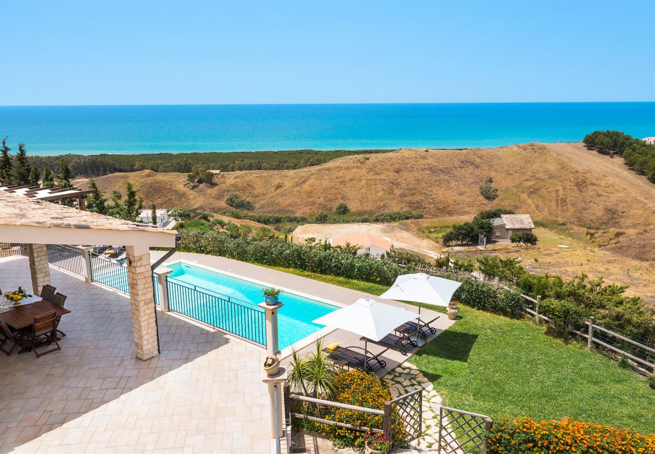 Villa a Montallegro - Villa con piscina, mare a piedi, Bovo Marina