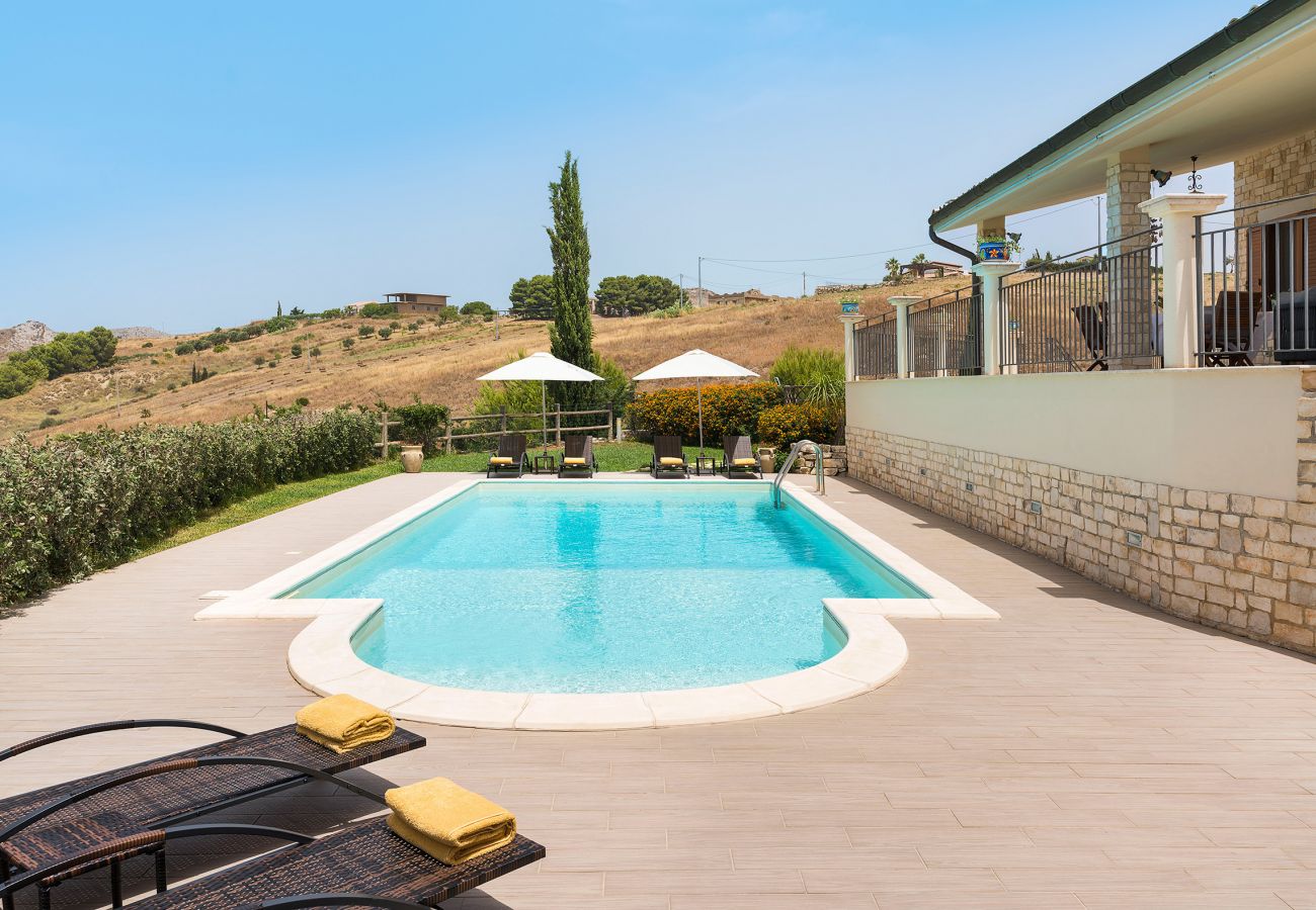 Villa a Montallegro - Villa con piscina, mare a piedi, Bovo Marina