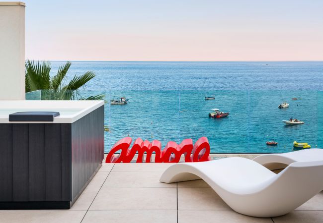  a Letojanni - Terrazza fronte mare con Jacuzzi a Letojanni