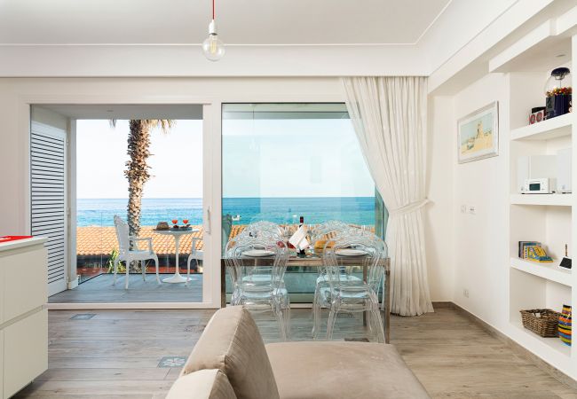 Appartamento a Letojanni - Appartamento con terrazza fronte mare a Letojanni Appartamento a Letojanni - Appartamento con terrazza fronte mare a Letojanni
