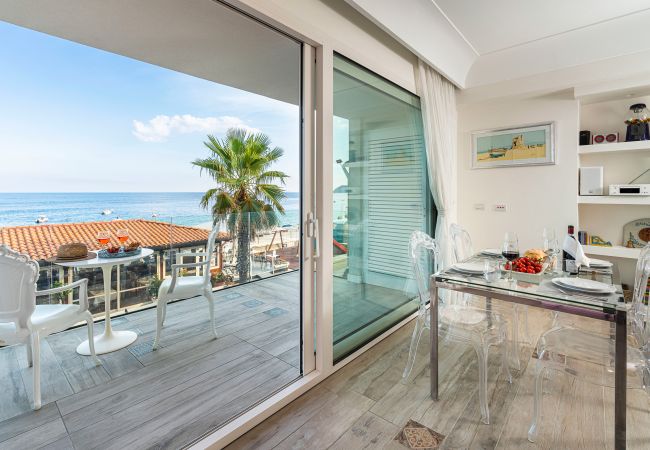 Appartamento a Letojanni - Appartamento con terrazza fronte mare a Letojanni Appartamento a Letojanni - Appartamento con terrazza fronte mare a Letojanni