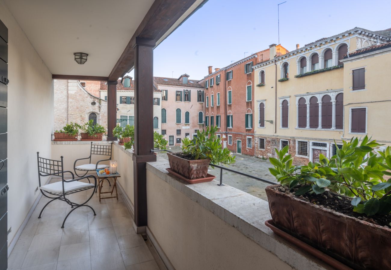 Appartamento a Venezia -   Independent Mansion Overlooking the Canal R&R