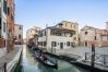 Appartamento a Venezia -   Independent Mansion Overlooking the Canal R&R