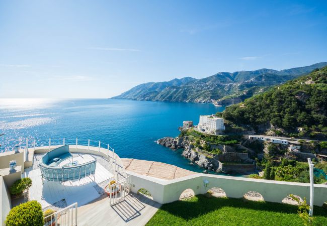 Villa a Maiori - Luxury Villa Vittoria- Villa con giardino, piscina e jacuzzi vista mare  Villa a Maiori - Luxury Villa Vittoria- Villa con giardino, piscina e jacuzzi vista mare