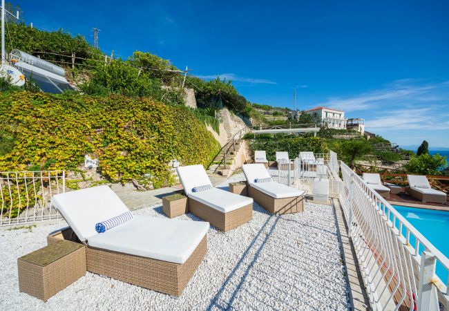 Villa a Maiori - Luxury Villa Vittoria- Villa con giardino, piscina e jacuzzi vista mare  Villa a Maiori - Luxury Villa Vittoria- Villa con giardino, piscina e jacuzzi vista mare
