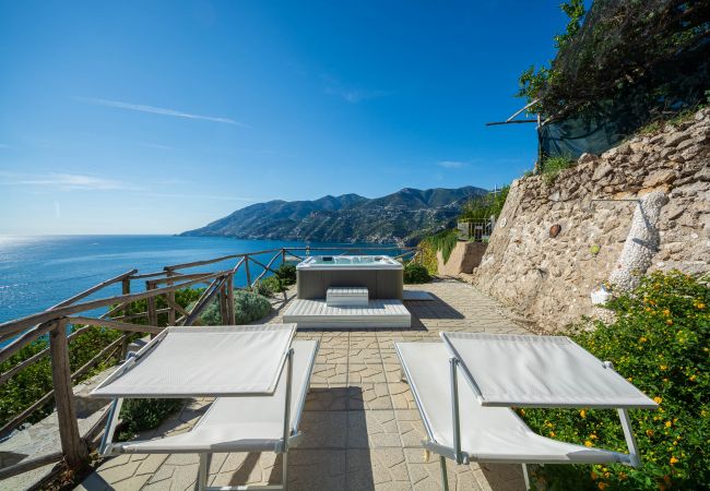 Villa a Maiori - Luxury Villa Vittoria- Villa con giardino, piscina e jacuzzi vista mare  Villa a Maiori - Luxury Villa Vittoria- Villa con giardino, piscina e jacuzzi vista mare